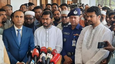 পটুয়াখালীতে সাংবাদিকদের প্রশ্নের জবাব দেন প্রতিমন্ত্রী নুরুল হক নুর