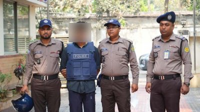 পুলিশের হাতে গ্রেফতার শাহীন