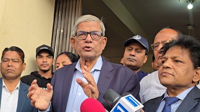 ঠাকুরগাঁও আধুনিক সদর হাসপাতাল পরিদর্শনে গিয়ে সাংবাদিকদের সঙ্গে কথা বলেন মির্জা ফখরুল