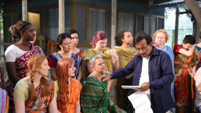 বিদেশিদের দৃশ্য বুঝিয়ে দিচ্ছেন হানিফ সংকেত