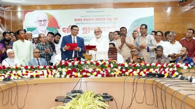 খুলনা সিটি করপোরেশনের (কেসিসি) পূর্ণকালীন প্রশাসক হিসেবে দায়িত্ব নিয়েছেন নগর বিএনপির সাবেক সভাপতি নজরুল ইসলাম মঞ্জু