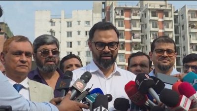 সাংবাদিকদের সঙ্গে কথা বলছেন আমিনুল হক