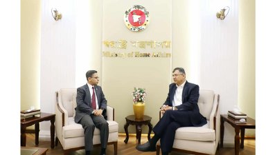 বাংলাদেশে নিযুক্ত ভারতের হাইকমিশনার প্রণয় ভার্মার সঙ্গে সৌজন্য সাক্ষাতে স্বরাষ্ট্রমন্ত্রী সালাহউদ্দিন আহমদ