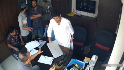 ভাইরাল হওয়া সিসি ক্যামেরা ফুটেজ থেকে নেওয়া ছবি