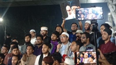 ঢাবির রাজু ভাস্কর্যে সংক্ষিপ্ত সমাবেশে বক্তব্য রাখছেন ডাকসু ভিপি সাদিক কায়েম। ছবি: বাংলা ট্রিবিউন