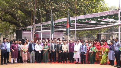 বির কলাভবন সংলগ্ন বটতলা প্রাঙ্গণে ঐতিহাসিক পতাকা উত্তোলন দিবস অনুষ্ঠানে ঢাবি ভিসিসহ আমন্ত্রিত অতিথি ও শিক্ষার্থীরা। ছবি: বাংলা ট্রিবিউন