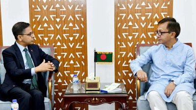 ভারতীয় হাইকমিশনার প্রণয় কুমার ভার্মার সঙ্গে বৈঠকে বাণিজ্যমন্ত্রী ছবি: সংগৃহীত