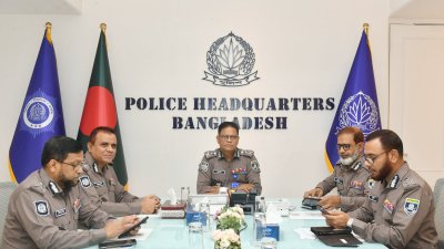 পুলিশ সুপারদের সঙ্গে আইনশৃঙ্খলা নিয়ে মতবিনিময় করেন আইজিপি মো. আলী হোসেন ফকির