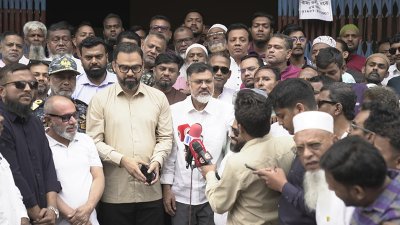 মিরপুর এলাকার ‘প্যারিস খাল’ পরিদর্শন শেষে উপস্থিত সাংবাদিকদের ব্রিফ করছেন ঢাকা উত্তর সিটি করপোরেশনের (ডিএনসিসি) প্রশাসক মো. শফিকুল ইসলাম খান ও  যুব ও ক্রীড়া প্রতিমন্ত্রী মো. আমিনুল হক
