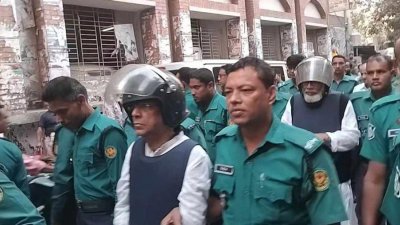 আদালত চত্বরে পুলিশি প্রহরায় আনিসুল হক (ফাইল ছবি)