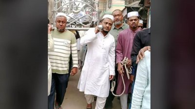 প্যারোলে মুক্তি পেয়ে বাবার জানাজা ও দাফনে অংশ নিয়েছেন ফেনী জেলা কারাগারে বন্দি যুবলীগ নেতা ইয়াছিন শরীফ মজুমদার