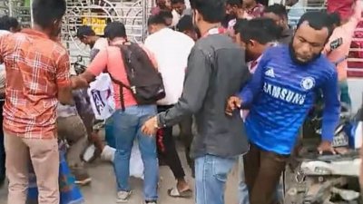 সংবাদ প্রকাশের জেরে সাতক্ষীরার শ্যামনগর উপজেলা প্রেসক্লাবে ঢুকে সাংবাদিক সভাপতি সামিউল মনিরের ওপর হামলা