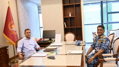 প্রধানমন্ত্রী তারেক রহমানের সঙ্গে কোস্টগার্ডের মহাপরিচালক। ছবি: সংগৃহীত