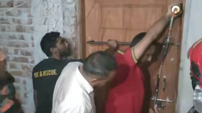 ময়মনসিংহে ভোররাতে ঘুমানোর ১২ ঘণ্টা পর এক কলেজছাত্রকে দরজা ভেঙে উদ্ধার করেছে ফায়ার সার্ভিস