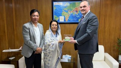 বিমানমন্ত্রীর সঙ্গে মার্কিন রাষ্ট্রদূত।  ছবি: সংগৃহীত