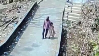 সিসি ক্যামেরার ফুটেজে দেখা যায় অভিযুক্ত বাবু শেখ শিশুটিকে পাহাড়ি এলাকায় নিয়ে যাচ্ছে