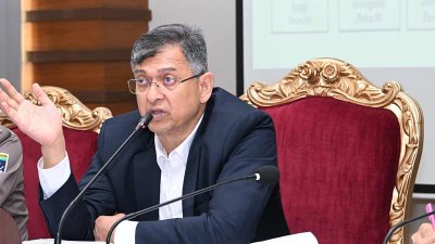 কথা বলছেন স্বরাষ্ট্রমন্ত্রী সালাহউদ্দিন আহমদ
