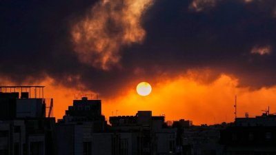 তেহরানে বুধবারের সূর্যোদয়। ছবি: এপি