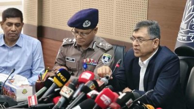 পুলিশের ঊর্ধ্বতনদের সঙ্গে মতবিনিময় সভায় স্বরাষ্ট্রমন্ত্রী সালাহউদ্দিন আহমদ। ছবি: সংগৃহীত