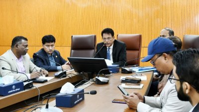 শিক্ষা অধিদফতরের সভাকক্ষে মতবিনিময় সভায় শিক্ষামন্ত্রী ড. আ ন ম এহছানুল হক মিলন। ছবি: সংগৃহীত