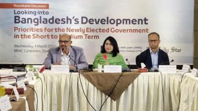 বক্তব্য রাখছেন রাশেদ আল মাহমুদ