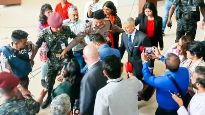 পররাষ্ট্র মন্ত্রণালয় থেকে বের হচ্ছেন পল কাপুর। ছবি: সংগৃহীত