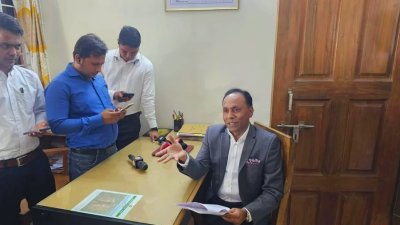 ভূমি অফিস পরিদর্শনে ব্যারিস্টার কায়সার কামাল