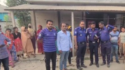 ঢাকার ধামরাইয়ে ক্যাভার্ডভ্যানের চাপায় পুলিশের এক সদস্যসহ দুজন নিহত
