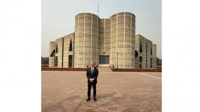 জাতীয় সংসদ ভবনের সামনে পল কাপুর