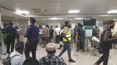 অভিযোগ পেয়ে বৃহস্পতিবার দুপুরে শহরের খানজাহান আলী সড়কের ব্যাংক শাখা পরিদর্শন করে তদন্তকাজ শুরু করেছে পুলিশ