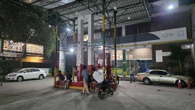 রাজধানীর অধিকাংশ তেল না পেয়ে ফিরে যাচ্ছেন গ্রাহকরা (ছবি: নাসিরুল ইসলাম)