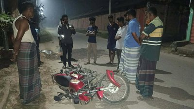 দুর্ঘটনাকবলিত মোটরসাইকেল