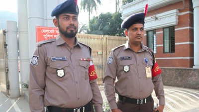 নতুন পোশাকে পুলিশ সদস্যরা