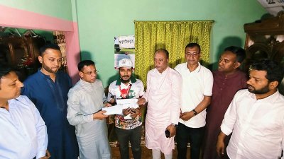 ‘আমরা বিএনপি পরিবারের’ পক্ষ থেকে মো. হোসেন আলীকে আর্থিক সহায়তা দেওয়া হয়