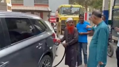 পেট্রোল পাম্প পরিদর্শন করেন বিদ্যুৎ, জ্বালানি ও খনিজসম্পদ মন্ত্রী ইকবাল হাসান মাহমুদ টুকু