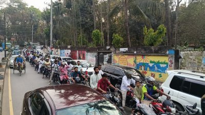 কিউ সি ট্রেডিং লিমিটেড নামের তেলের পাম্পে আধা কিলোমিটার দীর্ঘ লাইন