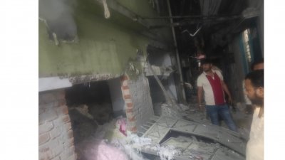 বিস্ফোরণে ক্ষতিগ্রস্ত ভবন