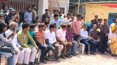 সংস্কারকাজের উদ্বোধনী অনুষ্ঠানে মন্দিরের ভক্তরা