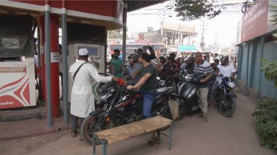 যশোরের বিভিন্ন পাম্পে ক্রেতাদের ভিড়
