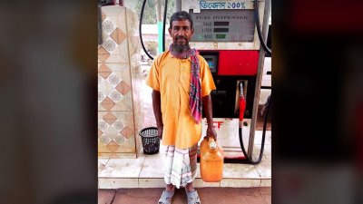 ডিজেল নিতে জেরিকেন হাতে কৃষক চাঁন মিয়া
