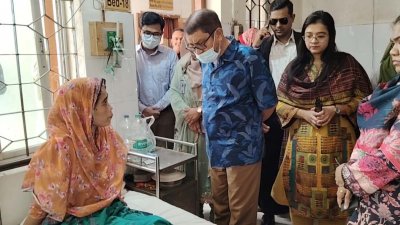 মন্ত্রী রোগীদের সঙ্গে কথা বলেন এবং চিকিৎসার ও সেবার খোঁজখবর নেন