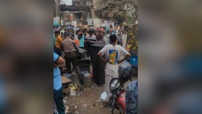 চাঁনখারপুল মোড়ে বঙ্গবন্ধুর ৭ মার্চের ভাষণ বাজানো দু’টি সাউন্ড বক্স জব্দ করেছে পুলিশ। ছবি: সংগৃহীত