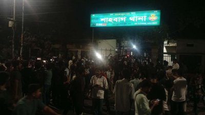 শাহবাগ থানার সামনে ভিড় করছে শিক্ষার্থী ও সাধারণ জনতা। ছবি: বাংলা ট্রিবিউন