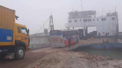 দুই ঘণ্টা বন্ধ থাকার পর দৌলতদিয়া-পাটুরিয়া নৌপথে ফেরি চলাচল শুরু হয়েছে