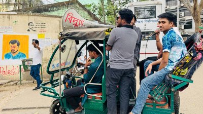 মাইকিং করে অভিনব প্রতিবাদ