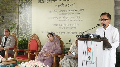 কথা বলছেন বস্ত্র ও পাট, শিল্প এবং বাণিজ্য মন্ত্রণালয়ের মন্ত্রী খন্দকার আব্দুল মুক্তাদির