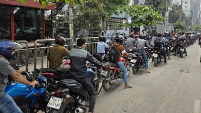 তেলের জন্য রাজধানীর ফিলিং স্টেশনে ভিড়