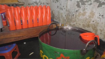 যশোরে ভেজাল মবিল তৈরি ও তা অবৈধভাবে বাজারজাতকরণের অভিযোগে একটি প্রতিষ্ঠানকে এক লাখ টাকা জরিমানা করেছে ভোক্তা অধিকার সংরক্ষণ অধিদফতর