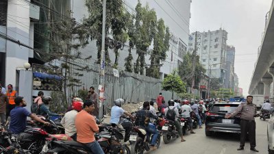 তেলের জন্য পাম্প ছাড়িয়ে রাস্তায় লম্বা লাইন, ছবি: নাসিরুল ইসলাম