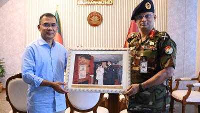 প্রধানমন্ত্রী তারেক রহমানের সঙ্গে সৌজন্য সাক্ষাৎ করেছেন বেপজার নির্বাহী চেয়ারম্যান মেজর জেনারেল মোহাম্মদ মোয়াজ্জেম হোসেন